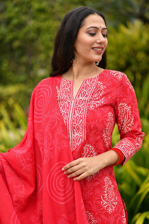 MULMUL KYNA BLOCK PRINTED KURTA-PANTS & DUPATTA SET MULMUL KYNA BLOCK PRINTED KURTA-PANTS & DUPATTA SET